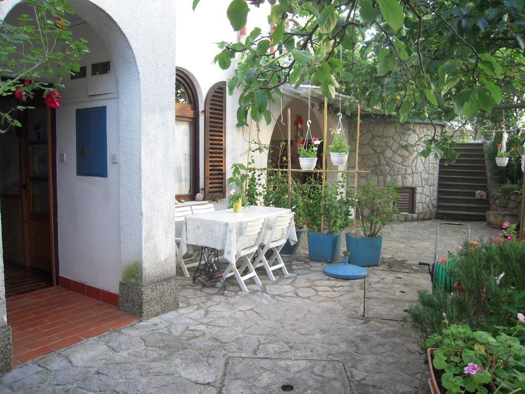 Apartments Ljuba I Mare Malinska Quarto foto