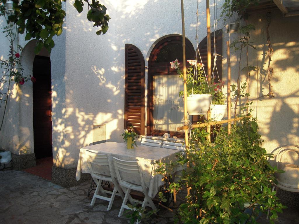 Apartments Ljuba I Mare Malinska Quarto foto
